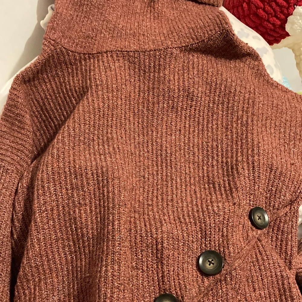Cow neck sweater with 3 buttons on the side